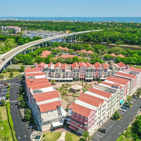 Cozy Queen Suite In European Village With Balcony View Near Beaches